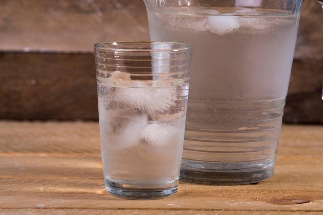 Stručnjaci zabrinuti: Čaša hladne vode leti donosi više štete nego koristi